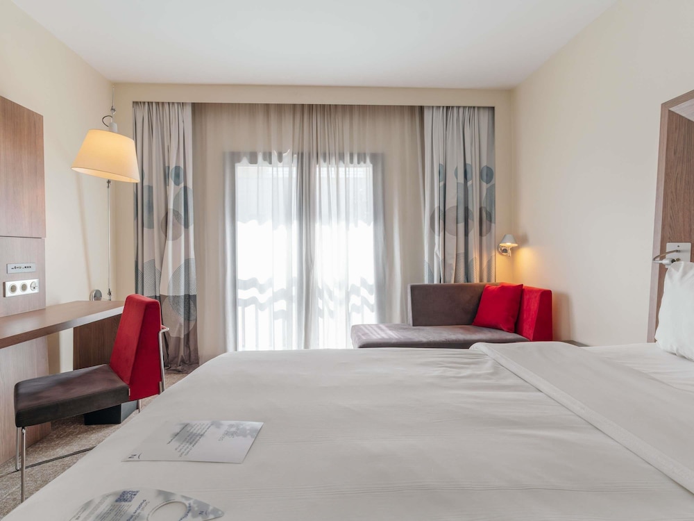 Habitación Superior con 1 Cama Queen Size y Sofá del hotel Novotel Istanbul Bosphorus. Foto 9