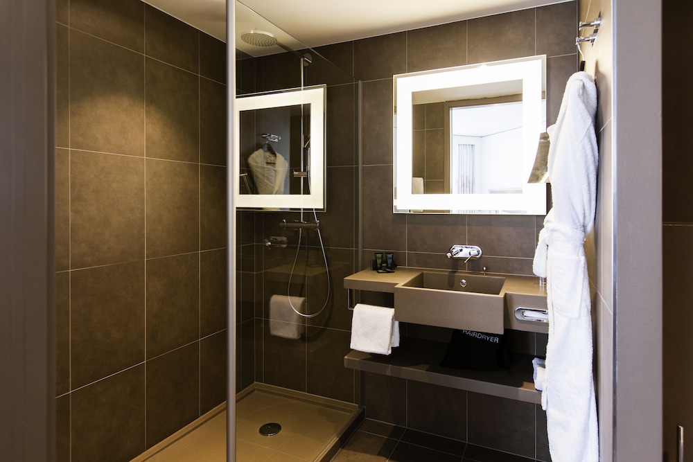 Habitación Superior con 1 Cama Queen Size y Sofá del hotel Novotel Istanbul Bosphorus. Foto 12