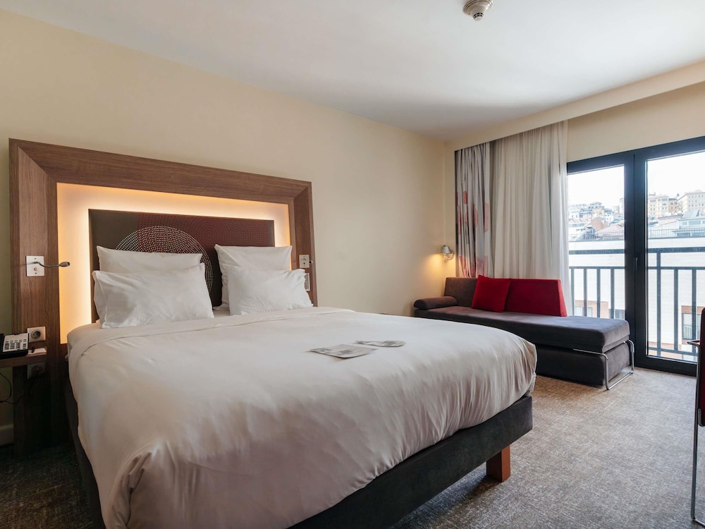 Habitación ejecutiva con cama queen size del hotel Novotel Istanbul Bosphorus