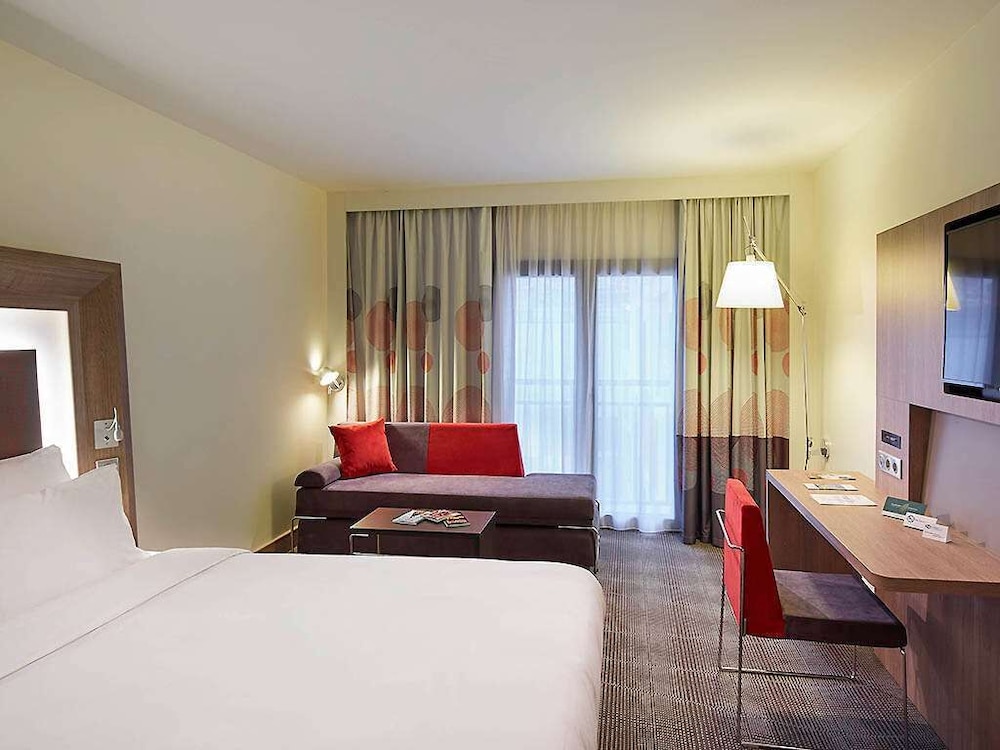 Habitación ejecutiva con cama queen size del hotel Novotel Istanbul Bosphorus. Foto 2