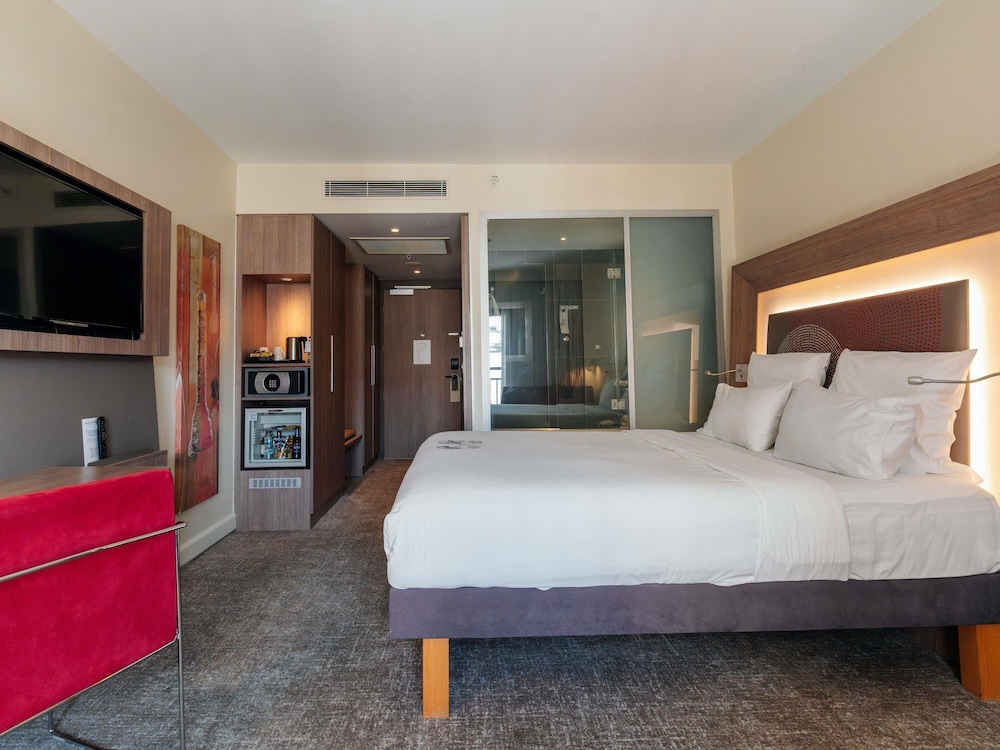 Habitación ejecutiva con cama queen size del hotel Novotel Istanbul Bosphorus. Foto 5