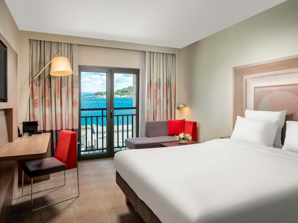 Habitación Ejecutiva con 1 Cama Queen Size y Sofá, Vistas al Mar del hotel Novotel Istanbul Bosphorus