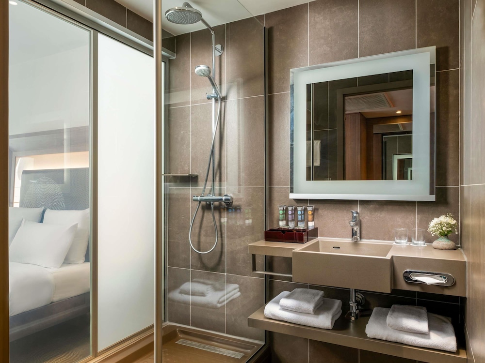 Habitación Ejecutiva con 1 Cama Queen Size y Sofá, Vistas al Mar del hotel Novotel Istanbul Bosphorus. Foto 2