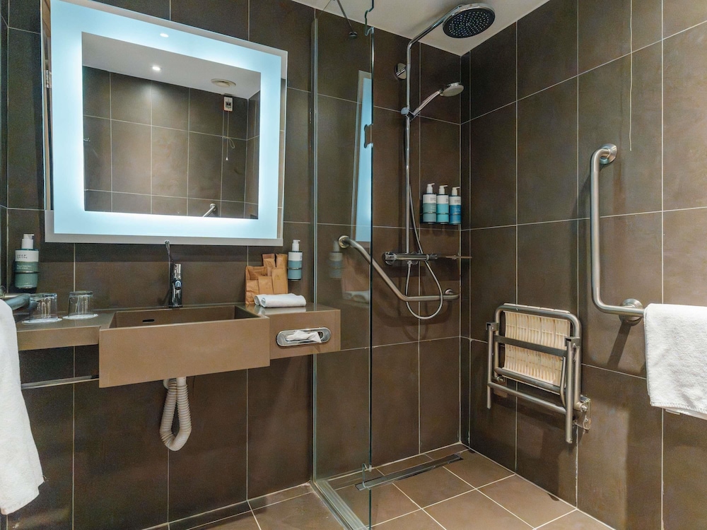 Habitación Superior Accesible con Cama Queen Size del hotel Novotel Istanbul Bosphorus. Foto 11