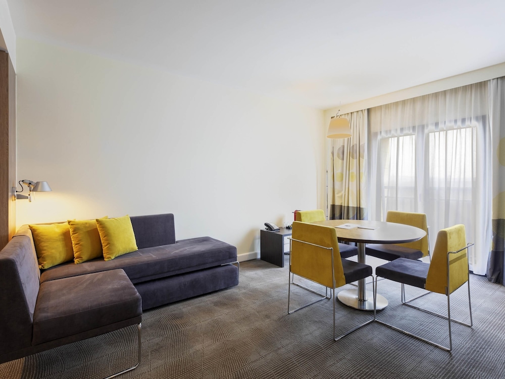 Suite con 1 cama King size y sofá - cama del hotel Novotel Istanbul Bosphorus. Foto 2