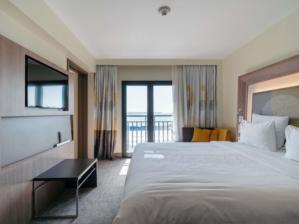 Suite Ejecutiva con Vistas al Bósforo con 1 cama King size y sofá - cama del hotel Novotel Istanbul Bosphorus. Foto 5