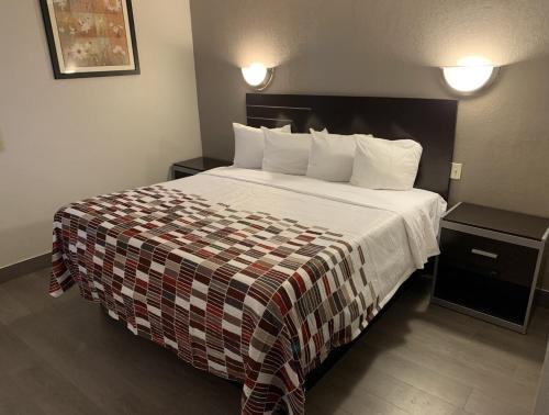 Habitación Superior con cama extragrande - No fumadores del hotel Red Roof Inn Copiague. Foto 1