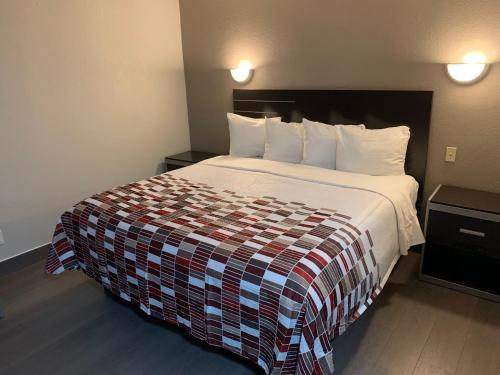 Habitación Deluxe con cama extragrande - Fumadores del hotel Red Roof Inn Copiague. Foto 1