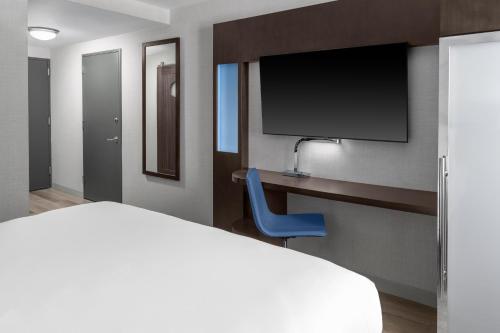 Habitación con ducha a ras de suelo - 1 cama extragrande - Adaptada para personas de movilidad reducida del hotel Four Points by Sheraton New York Downtown