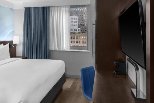 Habitación con ducha a ras de suelo - 1 cama extragrande - Adaptada para personas de movilidad reducida del hotel Four Points by Sheraton New York Downtown. Foto 1