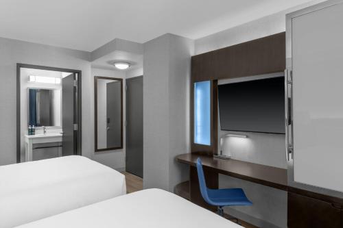 Habitación con 2 camas dobles del hotel Four Points by Sheraton New York Downtown. Foto 8