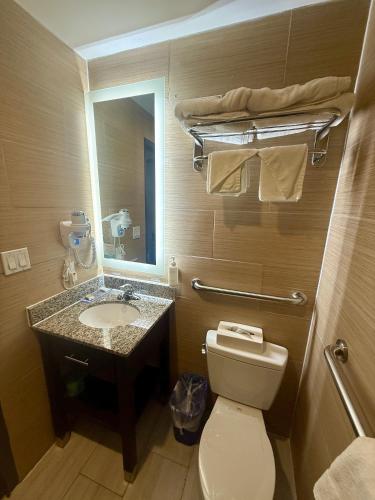 Habitación Doble con ducha accesible en silla de ruedas, adaptada para personas con discapacidad/discapacidad auditiva - 2 camas dobles - No fumadores del hotel Days Inn By Wyndham Brooklyn Borough Park. Foto 5