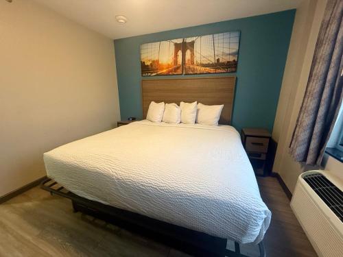 Habitación con ducha a ras de suelo y cama extragrande - Adaptada para personas de movilidad reducida - Para no fumadores del hotel Days Inn By Wyndham Brooklyn Borough Park. Foto 5