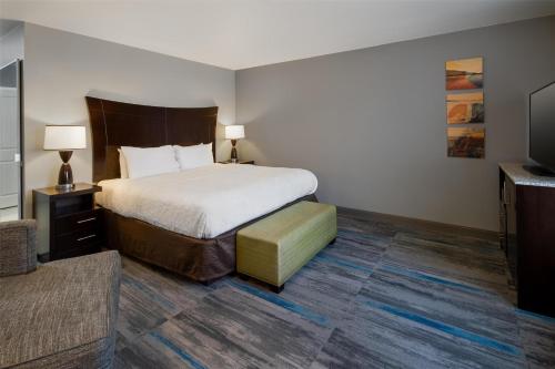 Habitación King con cama King - No fumadores del hotel Hampton Inn Seneca Falls. Foto 4