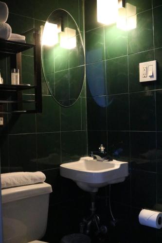 Habitación con cama grande y baño privado del hotel Midtown West. Foto 6