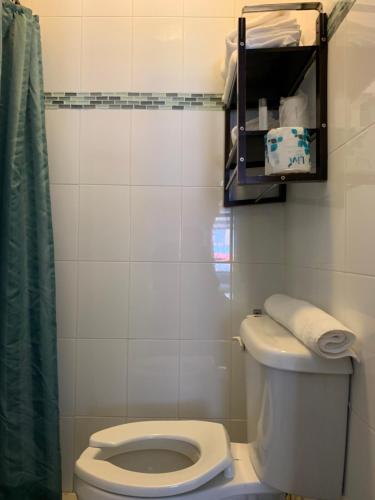 Habitación con cama grande y baño privado del hotel Midtown West. Foto 11