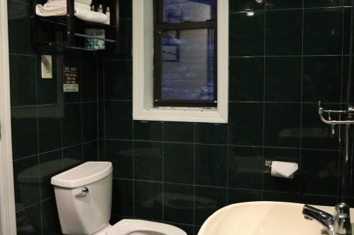 Habitación Triple con baño privado del hotel Midtown West. Foto 3