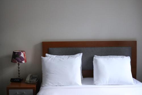 Habitación con cama grande y baño privado del hotel Midtown West. Foto 7