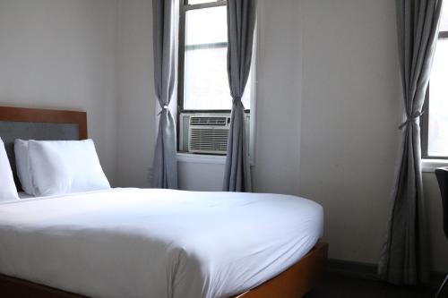 Habitación con cama grande y baño privado del hotel Midtown West. Foto 8