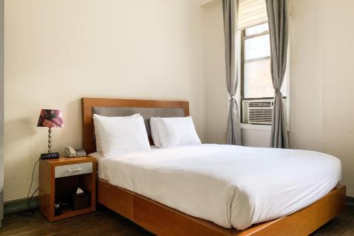 Habitación con cama grande y baño privado del hotel Midtown West. Foto 9