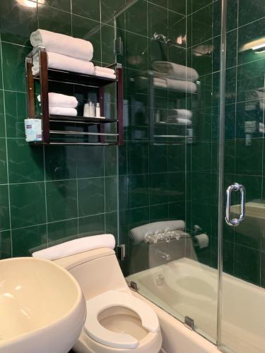 Habitación con cama grande y baño privado del hotel Midtown West. Foto 10