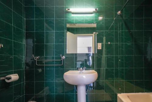 Habitación Triple con baño privado del hotel Midtown West. Foto 6