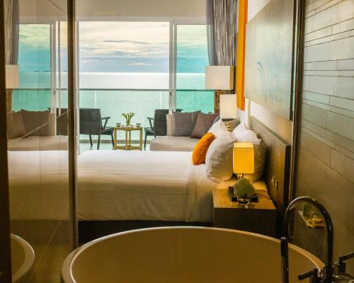 Habitación Deluxe con vistas al mar - Cama extragrande del hotel Mövenpick Siam Na Jomtien Pattaya