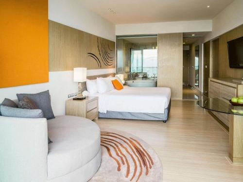 Habitación Doble Premium con cama grande y vistas al mar del hotel Mövenpick Siam Na Jomtien Pattaya. Foto 3
