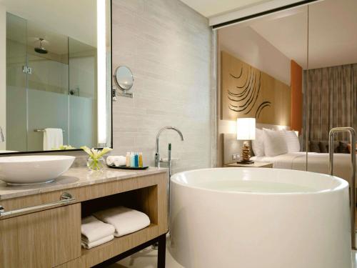 Suite Junior con vistas al mar - 1 cama doble grande del hotel Mövenpick Siam Na Jomtien Pattaya. Foto 1