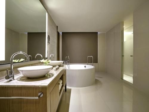 Suite Familiar con vistas al mar del hotel Mövenpick Siam Na Jomtien Pattaya. Foto 2
