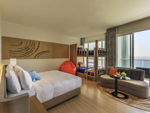 Habitación Familiar con vistas al mar del hotel Mövenpick Siam Na Jomtien Pattaya. Foto 1
