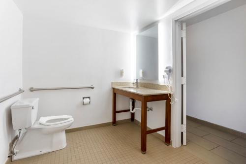 Habitación con cama extragrande adaptada para persona de movilidad reducida - No fumadores del hotel Comfort Inn Edgewater On Hudson River. Foto 4