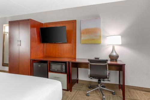 Habitación con cama extragrande adaptada para persona de movilidad reducida - No fumadores del hotel Comfort Inn Edgewater On Hudson River. Foto 5