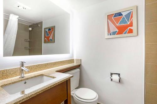 Habitación - 1 cama extragrande - No fumadores del hotel Comfort Inn Edgewater On Hudson River. Foto 2