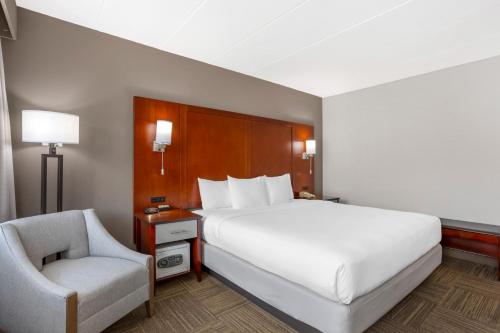 Habitación Doble con cama grande y balcón - No fumadores del hotel Comfort Inn Edgewater On Hudson River. Foto 3