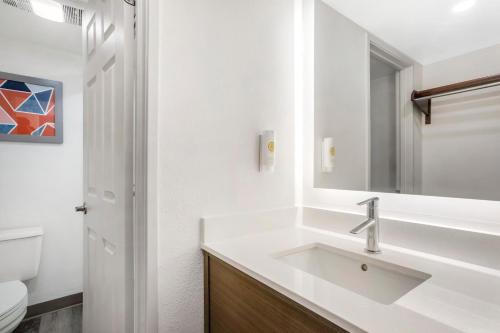 Suite con cama extragrande - No fumadores del hotel Comfort Inn Edgewater On Hudson River. Foto 3