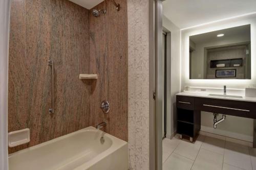 Suite Doble de 1 dormitorio con 2 camas grandes - No fumadores del hotel Homewood Suites By Hilton Edgewater. Foto 2