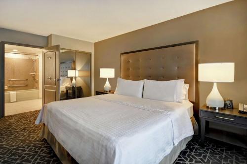 Suite de 1 dormitorio con sofá cama del hotel Homewood Suites By Hilton Edgewater