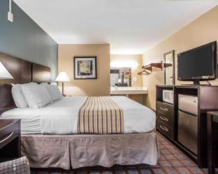 Habitación - 1 cama extragrande - No fumadores del hotel Super 8 by Wyndham Meadowlands. Foto 3