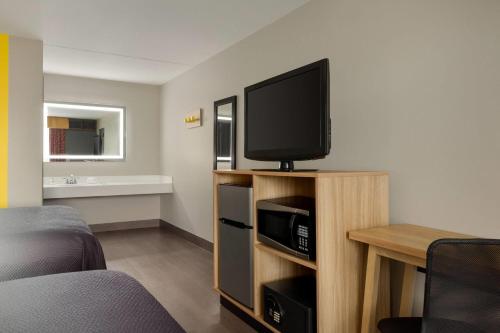 Habitación con 2 camas dobles - No fumadores del hotel Super 8 by Wyndham Meadowlands. Foto 1