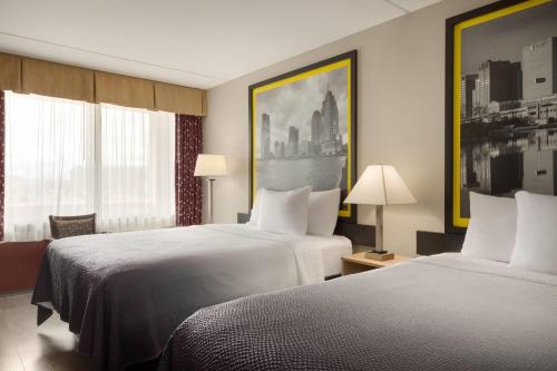 Habitación con 2 camas dobles - No fumadores del hotel Super 8 by Wyndham Meadowlands. Foto 2