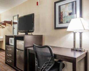 Habitación - 1 cama extragrande - No fumadores del hotel Super 8 by Wyndham Meadowlands. Foto 2