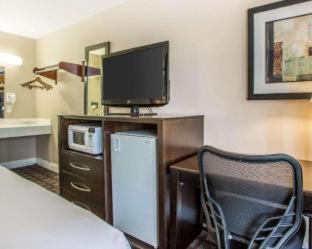 Habitación - 1 cama extragrande - No fumadores del hotel Super 8 by Wyndham Meadowlands. Foto 8