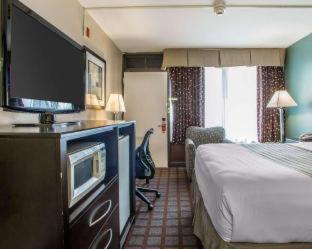 Habitación - 1 cama extragrande - No fumadores del hotel Super 8 by Wyndham Meadowlands. Foto 10