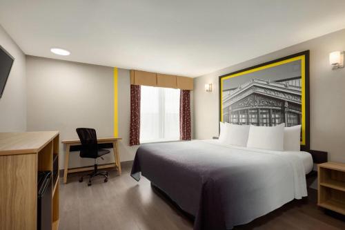 Habitación - 1 cama extragrande - No fumadores del hotel Super 8 by Wyndham Meadowlands. Foto 11