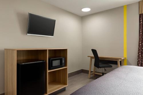 Habitación - 1 cama extragrande - No fumadores del hotel Super 8 by Wyndham Meadowlands. Foto 12