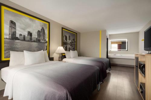 Habitación Doble - 2 camas dobles - Fumadores del hotel Super 8 by Wyndham Meadowlands