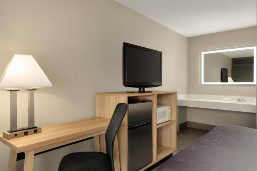 Habitación con cama grande - Fumadores del hotel Super 8 by Wyndham Meadowlands. Foto 1