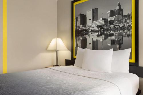 Habitación con cama grande - Fumadores del hotel Super 8 by Wyndham Meadowlands. Foto 2