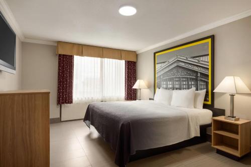 Suite Deluxe con cama grande - No fumadores del hotel Super 8 by Wyndham Meadowlands. Foto 1